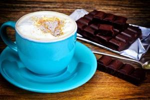 kaffe med mjölk, cappuccino i en blå retro kopp foto