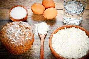bröd, mjöl, ägg och vatten. bakning foto