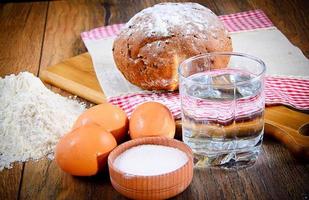 bröd, mjöl, ägg, vatten. bakning. foto