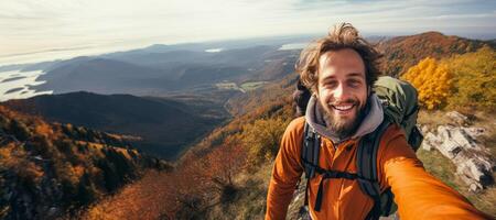 ai genererad resande på berg topp selfie generativ ai foto