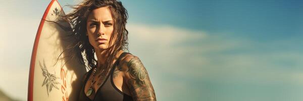 ai genererad tatuerade kvinna surfare på de strand generativ ai foto