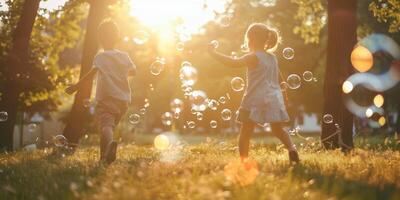 barn blåser tvål bubblor i natur foto