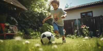 barn pojke spelar fotboll i de bakgård foto