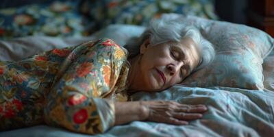 äldre kvinna sovande lugnt foto