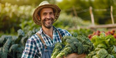 jordbrukare med korg av frukt och grönsaker foto