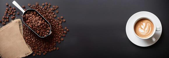 kopp av kaffe och korn på en mörk panorama- bakgrund foto