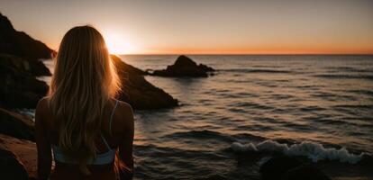 blond på de bakgrund av de solnedgång på de hav efter joggning tillbaka se baner foto