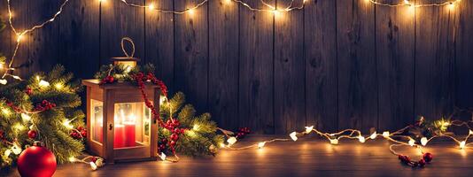 jul lampor kransar jul träd på trä- tabell baner foto