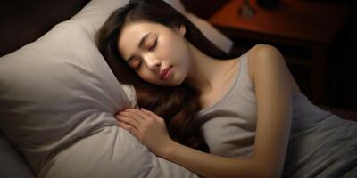 kvinna som sover i sängen foto