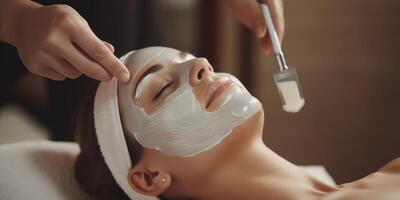kvinna i spa salong arbetssätt med ansiktsbehandling hud foto