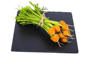 gäng färska runda morötter, ekologiska grönsaker, vegetarisk mat. foto