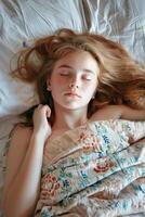 ung kvinna som sover i sängen foto