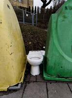gammal smutsig toalett skål på stad gator foto