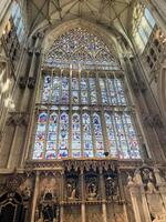 york i de Storbritannien på 30 Mars 2024. en se av en färgade glas fönster i york katedral foto