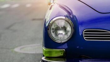 främre strålkastare av gammal blå bil foto