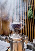 traditionell antik metall samovar foto