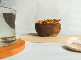 fotografi av cimi-cimi snacks med en glas av vatten foto