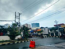 balikpapan kalimantan timur, indonesien 22 april 2024. de atmosfär på de stad gator efter de regn foto