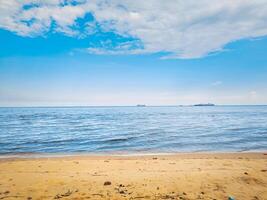 fotografi av vågor på de strand med en klar himmel för en sommar bakgrund foto