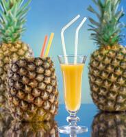 ananas och juice glas foto