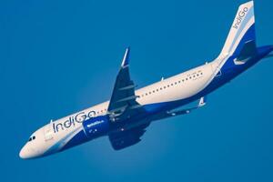 ny delhi, Indien, december 25 2023 - indigo flygbuss a320 ta av från indra gandhi internationell flygplats delhi, indigo inhemsk flygplan flygande i de blå himmel under dag tid foto