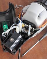 Vakuum rengöringsmedel demonteras för reparera ofungerande foto