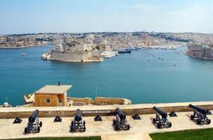 de stor hamn av Valletta och hälsning batteri. foto