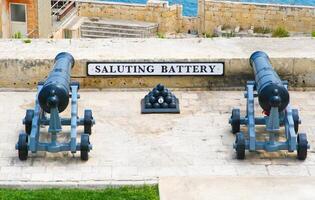 de stor hamn av Valletta och hälsning batteri. foto