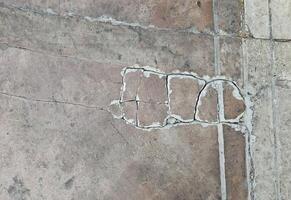 topp bred vinkel. cement yta av de väg eller gångväg är knäckt i lång rader. foto