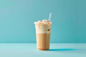 minimalistisk plast glas av iced latte på blå bakgrund foto