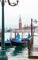 venetian gondoler med hög tidvatten. foto