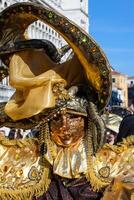 gyllene mask med dekorationer och sniderier, venezia. foto