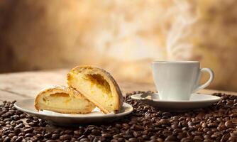 napolitanska sfogliatella frolla med espresso foto