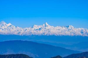 mycket hög topp av Nainital, Indien, bergskedjan som är synlig på denna bild är Himalaya, bergets skönhet vid Nainital i Uttarakhand, Indien foto