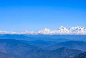 mycket hög topp av Nainital, Indien, bergskedjan som är synlig på denna bild är Himalaya, bergets skönhet vid Nainital i Uttarakhand, Indien foto