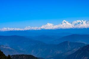 mycket hög topp av Nainital, Indien, bergskedjan som är synlig på denna bild är Himalaya, bergets skönhet vid Nainital i Uttarakhand, Indien foto