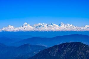 mycket hög topp av Nainital, Indien, bergskedjan som är synlig på denna bild är Himalaya, bergets skönhet vid Nainital i Uttarakhand, Indien foto
