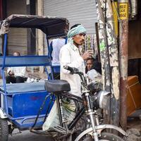 gammal delhi, Indien, Mars 15, 2024 - oidentifierad män i de gator av gammal delhi, gata fotografi av chandni chowk marknadsföra av gammal delhi under morgon- tid, gammal delhi gata fotografi foto