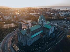 visningar av galway katedral i galway, irland förbi Drönare foto