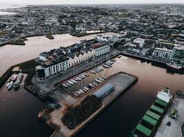 de lång promenad i galway, irland förbi Drönare foto