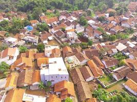 se av bostad belägen på de sluttning. antenn se av bostad i en avlägsen område i cicalengka, bandung - Indonesien. ovan. hus industri. skott i Drönare flygande 100 meter foto