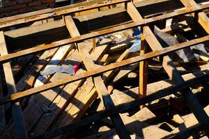 industriell fotografi. konstruktion Arbetar. Foto av demontering de tak av en hus. demontering de tak av en hus till Installera en ny tak. bandung - Indonesien, Asien