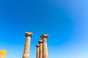 kolonner av de tempel av athena i assos gammal stad ruiner i canakkale foto
