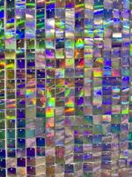 närbild av en vibrerande glas mosaik- med en bländande visa av reflekterande färger, idealisk för unik bakgrund texturer eller abstrakt konst begrepp foto
