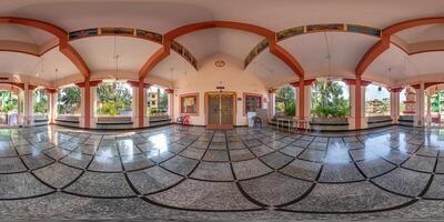 full hdri 360 panorama inuti hindu tempel av gudinna laxmi i djungel bland handflatan träd i indisk tropisk by i likriktad utsprång. vr ar innehåll foto