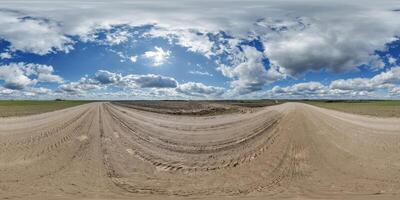 blå himmel hdri 360 panorama med grymt bra moln på grus väg bland fält i vår dag i likriktad full sömlös sfärisk utsprång, för vr ar innehåll eller skydome ersättning foto