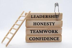 ledarskap, ärlighet, lagarbete och förtroende text på trä- block. ledarskap begrepp. foto