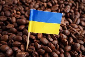 ukraina flagga med handla vagn på kaffe bönor, handla uppkopplad för exportera eller importera mat produkt. foto