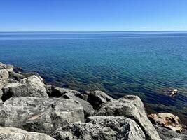 stenar och hav. hav landskap med rocks. blå hav vatten. stenar under vatten foto