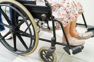 asiatisk äldre kvinna handikapp patient Sammanträde på rullstol i sjukhus, medicinsk begrepp. foto
